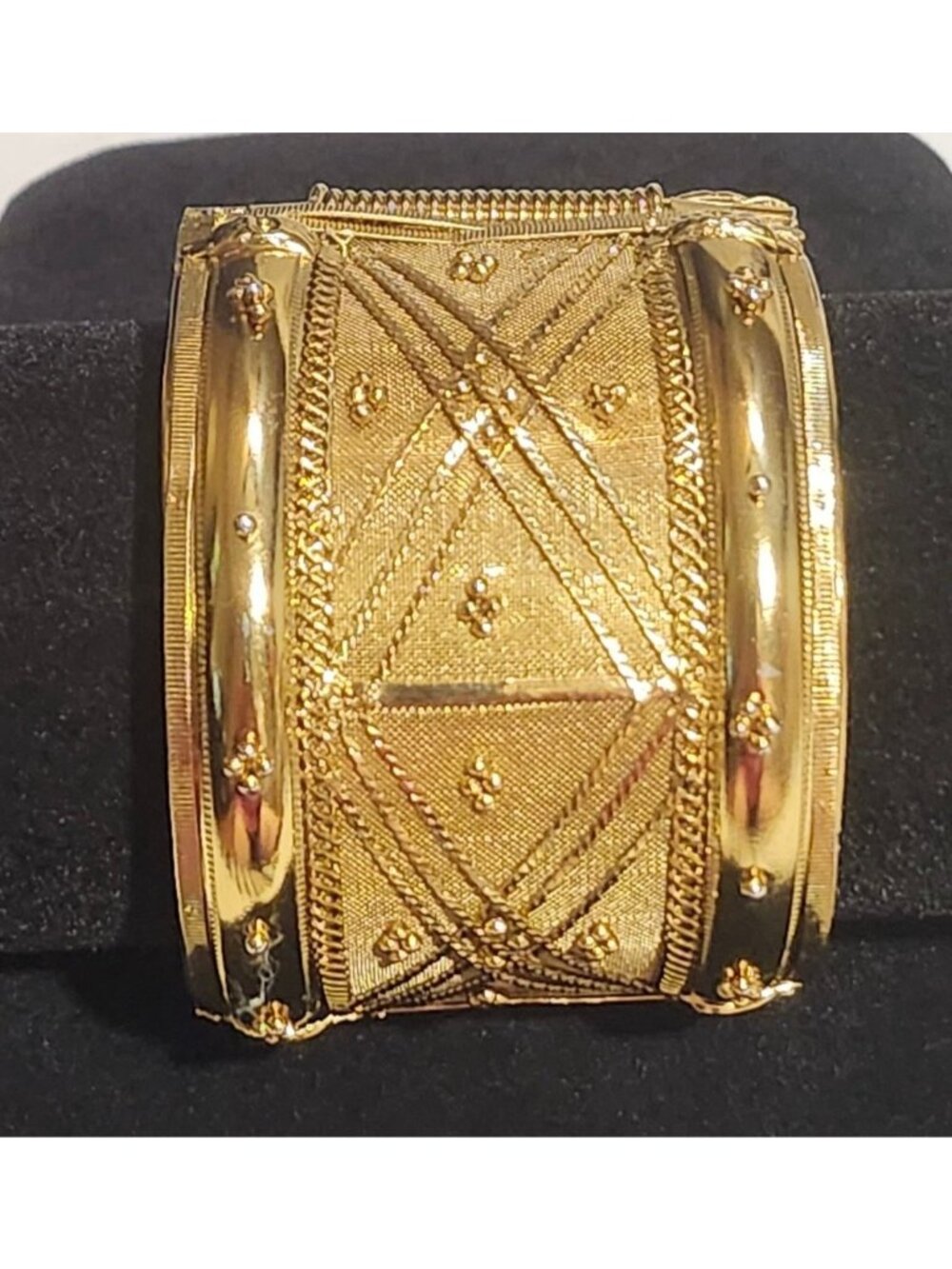 Vintage Gold Tone Hinged Clamper Bracelet Intricate Detailing Textured & Polishe - Picture 2 of 5